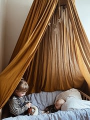 Meisje en baby spelen op bed
